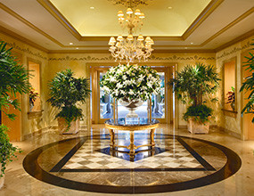 Diseño del lobby con pisos de mármol