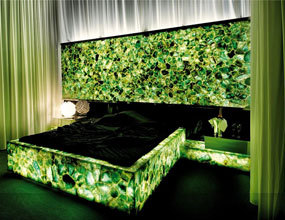 proyecto de dormitorio principal con retroiluminación ágata verde translúcido personalizado