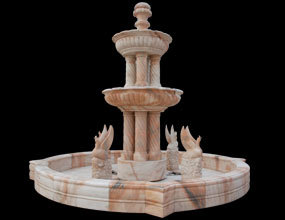 Мраморный фонтан с колонкой