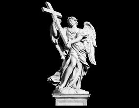 Ángel con la escultura cruzada