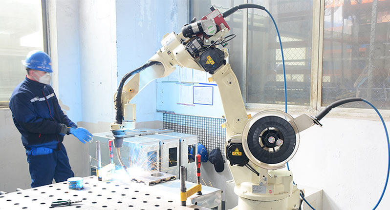 Fully automatic welding robot