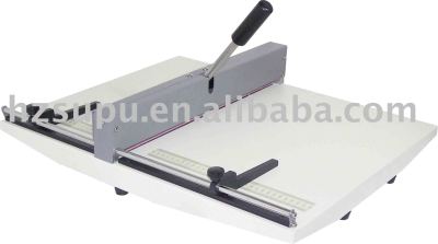 Manual de máquina de papel plegado en el escritorio- la parte superior