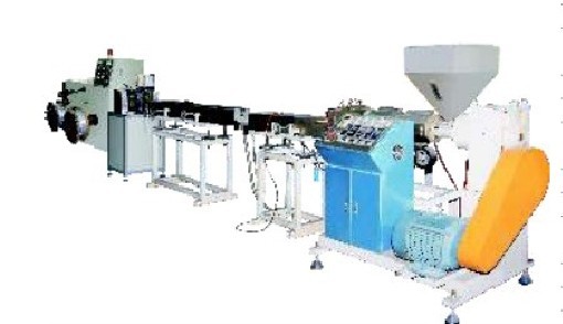 Automatic plastic extruding machine for producing plastic coil spiral