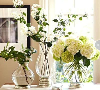 Vase en verre de remplissage fait main décoratif subtilement incurvé pour la maison et intérieur et extérieur