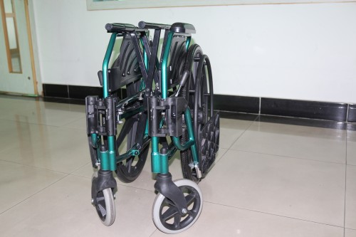 观察者第一款独立操作平躺式手推轮椅