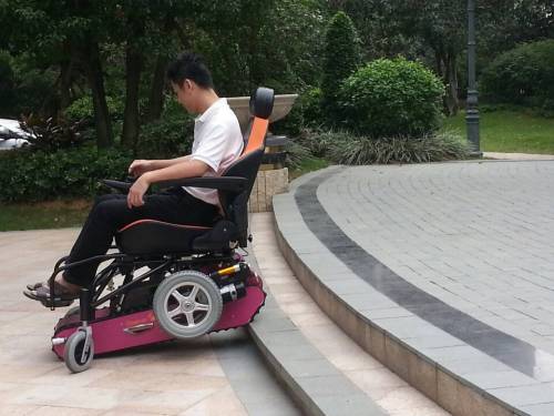 观察者履带式电动轮椅