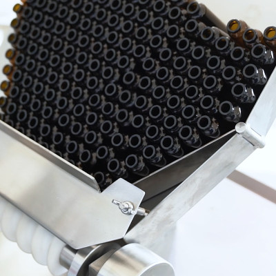 Oral liquid filling, locking and capping machine Liquid filling and sealing machine