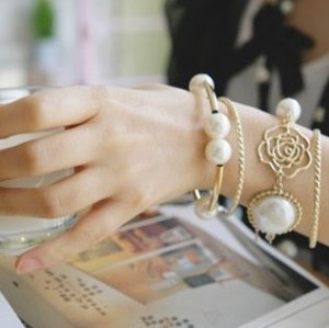 Korean Style Rose Flower Pearl Fashion Bracelet  B-0259