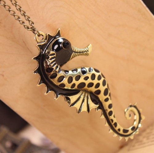 vintage style black glazed sea horse pendant necklace N-3332