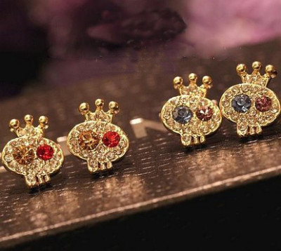 Charming gold plated rhinestone crown skull ear stud E-1090