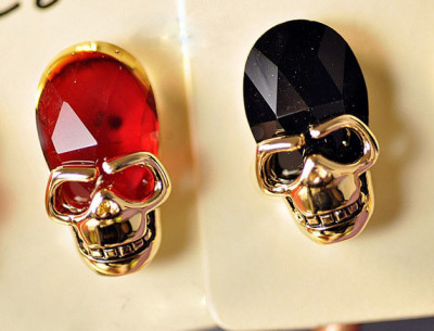 gold plated crystal skull ear stud E-1087