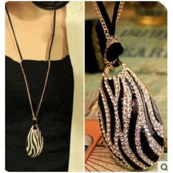 European style Fashion Black/White Zebra-stripe Rhinestone Pendant Necklace N-3277