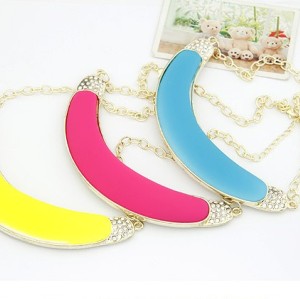 N-0267 New Arrival Fashion Cute Charming Gold Metal Resin Crescent Necklace