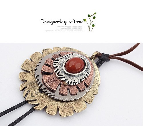 N-0039 New World Culture Vintage Bronze Metal Round Design Pendant Leather Chain Necklace