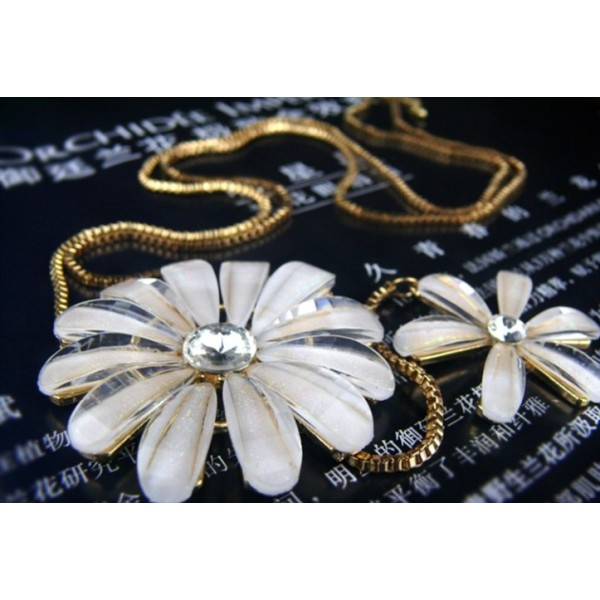 N-0085 New Gold Plated Alloy Chain Acrylic Crystal Flower Pendant Sweater Necklace For Women