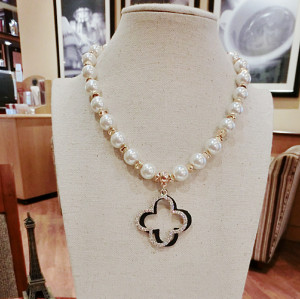 N-3837 Korea Style White Pearl Chain Crystal Rhinestone Clover Pendant Necklace