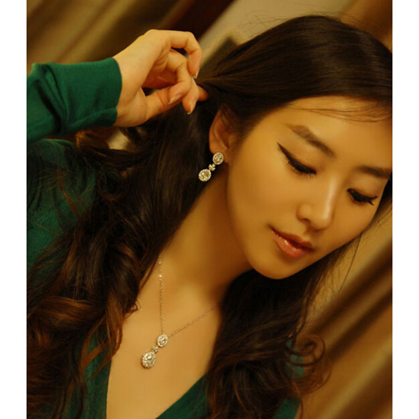 E-3166 Korea Style Silver Palted Rhinestone Crystal Flower Stud Earrings