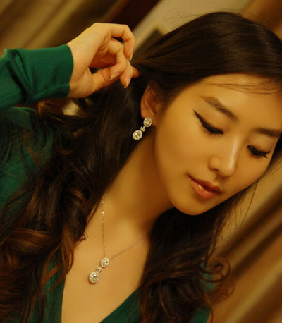 E-3166 Korea Style Silver Palted Rhinestone Crystal Flower Stud Earrings