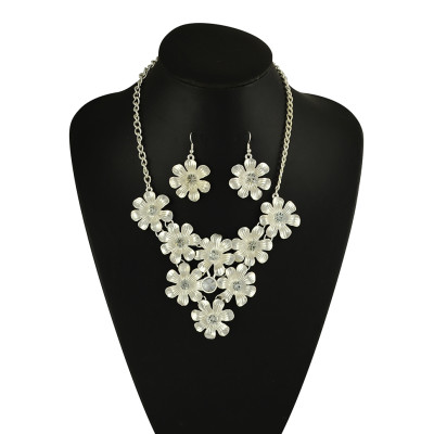 N-5092  Korea Style Silver Gold Plated Clear Crystal Bib Flower necklace