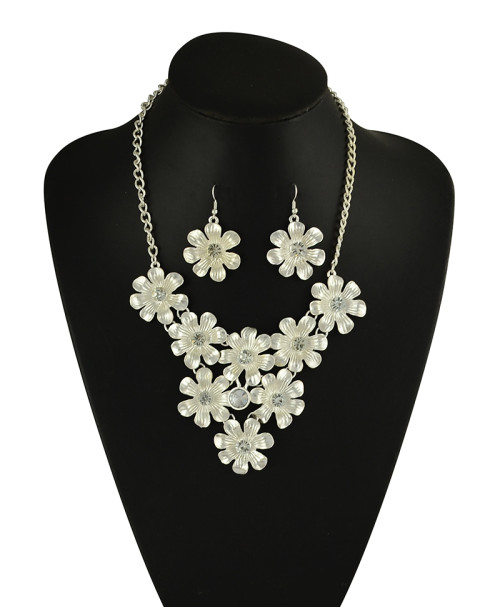 N-5092  Korea Style Silver Gold Plated Clear Crystal Bib Flower necklace