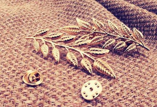 P-0145  European Gold Silver Plated Alloy Leaf  Collar Pin Brooch