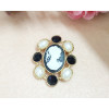 P-0146 European Gold Plated Alloy Pearl Black Head Photo Brooch