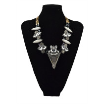 N-5564 European Fashion Jewelry Gun Black Plated White Rhinestone Resin Flower Statement Chain Crystal Big Triangle Necklace & Pendant for Women Accessories
