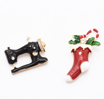 P-0411 2 Styles Sewing Machine Christmas Socks Brooch Pins for Women Party Fashion Accessories