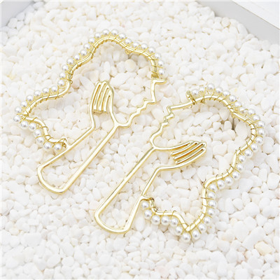 E-5496 Golden Hollow Face Pearl Novelty Ladies Earrings Party Earrings