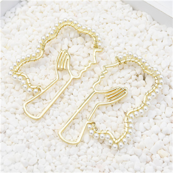 E-5496 Golden Hollow Face Pearl Novelty Ladies Earrings Party Earrings