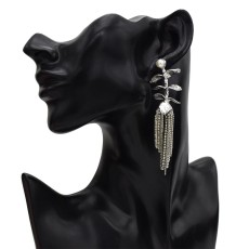 E-5637 New simple metal leaf inlaid pearl earrings European and American fashion flower long tassel earrings net red Jewlry