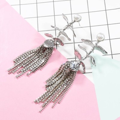 E-5637 New simple metal leaf inlaid pearl earrings European and American fashion flower long tassel earrings net red Jewlry