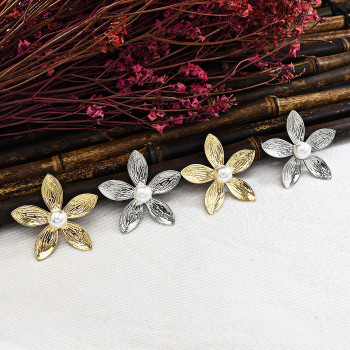 E-5690 New Fashion Gold Silver Inlaid Pearl Earrings Personalized European Flower Earrings