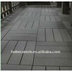 紙やすりで磨く表面WPCのDecking DIYは木製のプラスチック合成のdeckingのタイルをタイルを張る