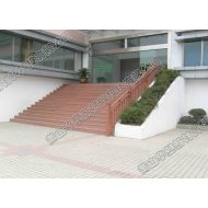 紙やすりで磨く表面の固体Decking