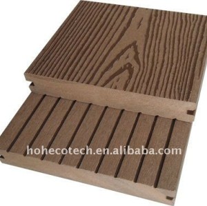 Le decking extérieur cannelé de WPC couvre de tuiles le plancher composé en plastique en bois