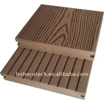 Le decking extérieur cannelé de WPC couvre de tuiles le plancher composé en plastique en bois