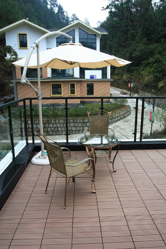 300mmx300mm 크기 튼튼한 맞물리는 WPC decking 또는 지면 도와