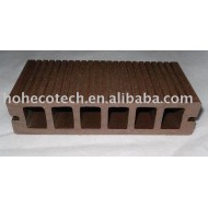 WPCのフロアーリングかDecking