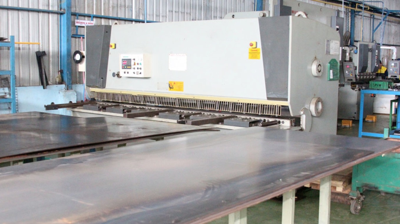 Sheet metal shearing equipment