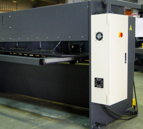 Choosing Sheet Metal Shearing Device: Guillotine Shearing or Swing Beam Shearing?