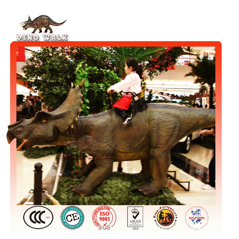 jugando de entretenimiento paseo de dinosaurios