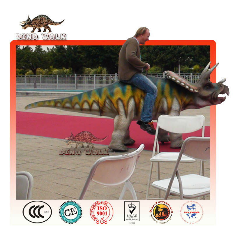 caminar dinosaurio triceratops paseo