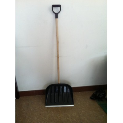 Platic snow shovel
