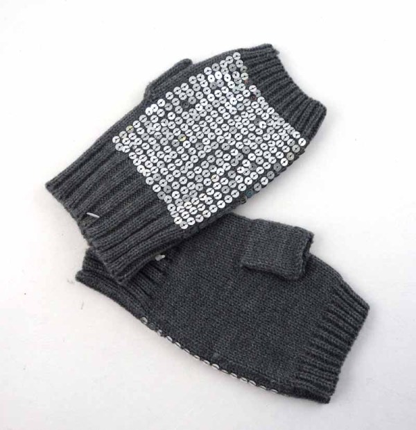 KNITTING GLOVES WITH SEQUINS