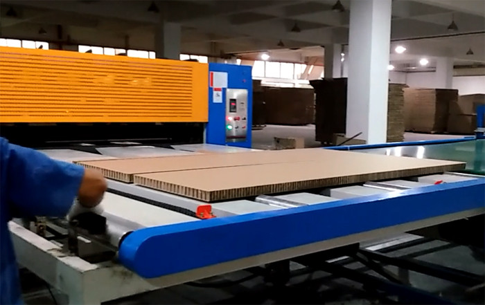 Two Way Finish Honeycomb Panel Conveyor On Honeycomb Panel Production Line