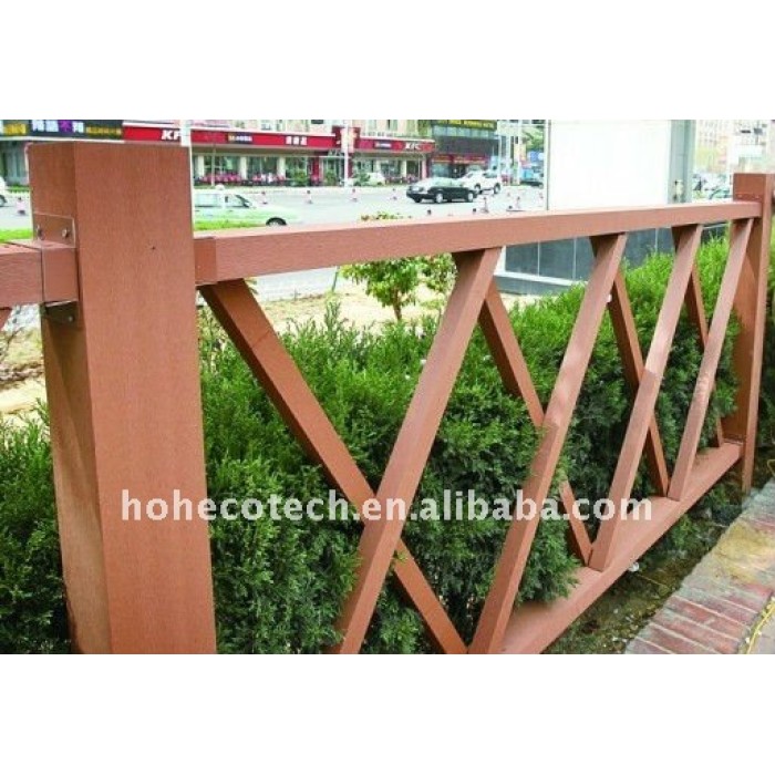 Le decking de jardin couvre de tuiles la clôture de composé de WPC/balustrade