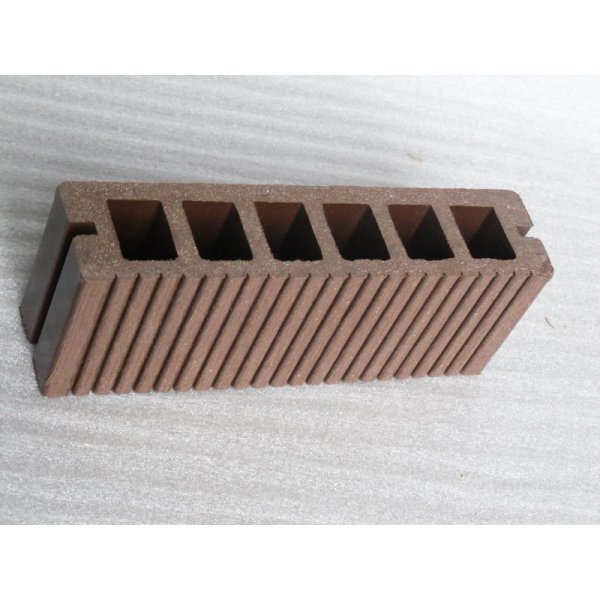 Madera cubiertas de plástico piso - embalaje seguro del piso