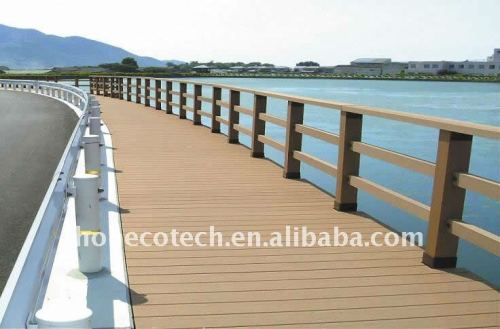Jetez un pont sur le decking composé en plastique en bois imperméable à l'eau du decking WPC de balustrade/decking de plancher