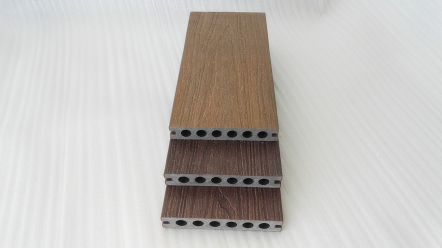 Co-extrusion composite decking